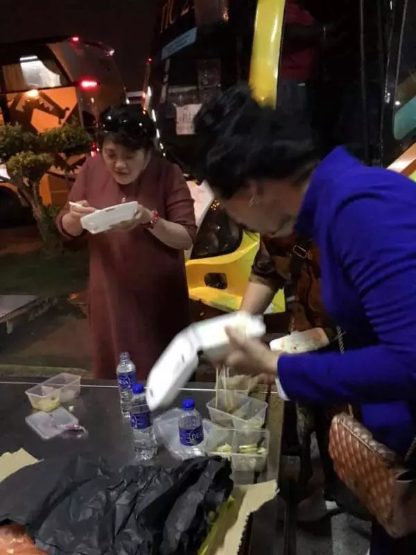 站著吃飯盒 噁心廁所 遊客入關迎來地獄式待遇