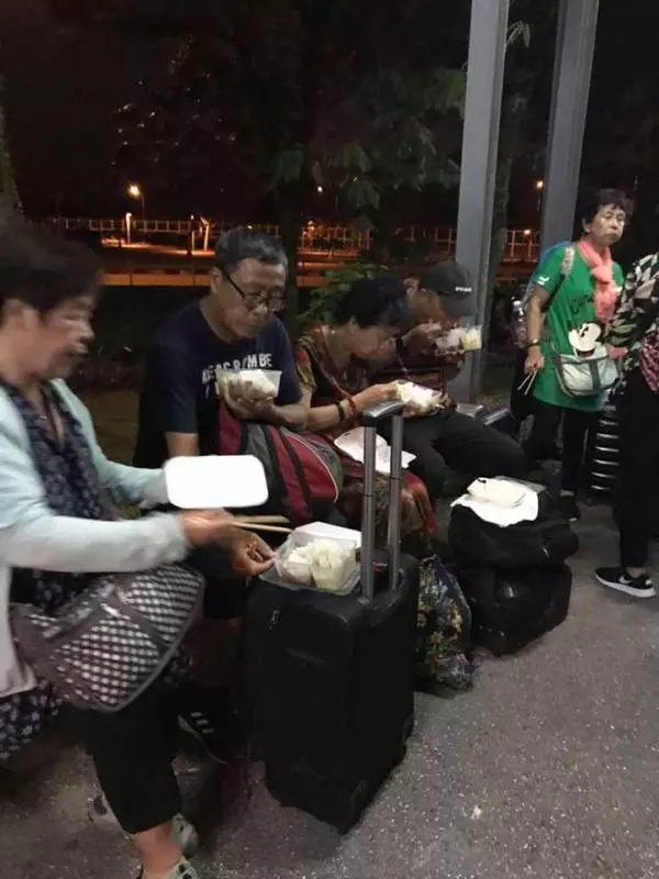 站著吃飯盒 噁心廁所 遊客入關迎來地獄式待遇