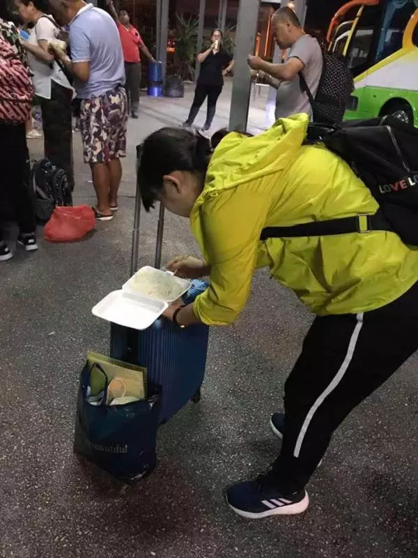 站著吃飯盒 噁心廁所 遊客入關迎來地獄式待遇