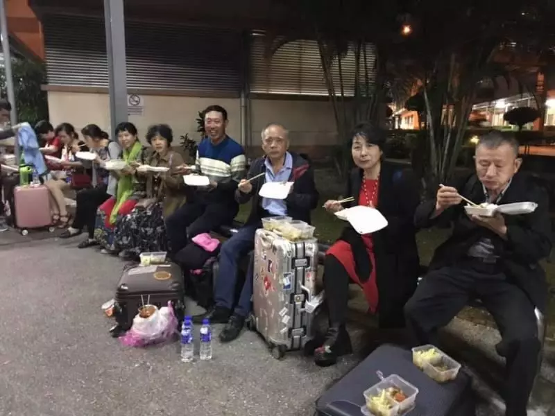 站著吃飯盒 噁心廁所 遊客入關迎來地獄式待遇