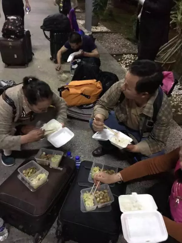 站著吃飯盒 噁心廁所 遊客入關迎來地獄式待遇