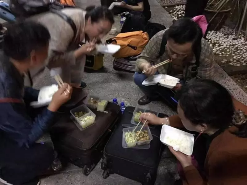 站著吃飯盒 噁心廁所 遊客入關迎來地獄式待遇