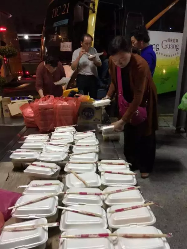 站著吃飯盒 噁心廁所 遊客入關迎來地獄式待遇