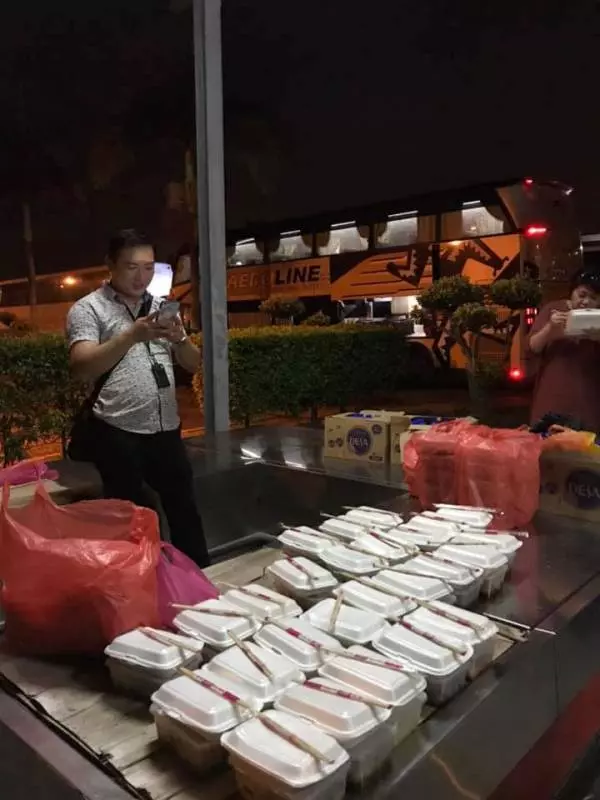 站著吃飯盒 噁心廁所 遊客入關迎來地獄式待遇