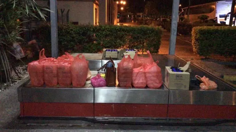 站著吃飯盒 噁心廁所 遊客入關迎來地獄式待遇