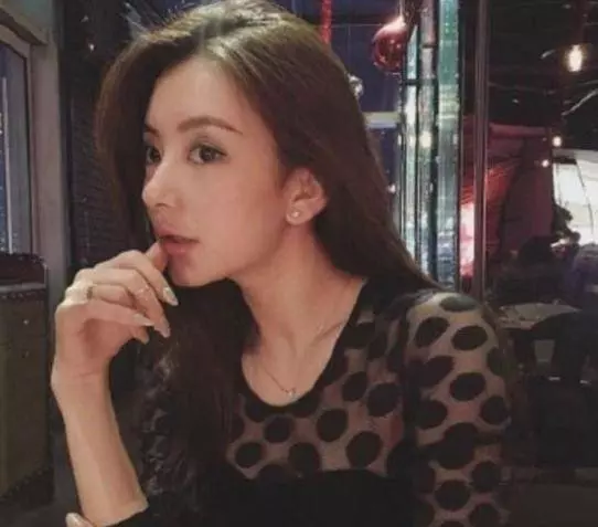 同樣是天王嫂,郭富城老婆方媛衣品差昆凌太多!慘被網友酸到爆:地攤風撲面而來!