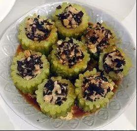 男子將香蕉插進苦瓜裡,接下來的一幕令人驚豔