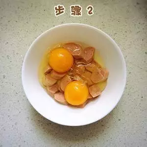 【香腸奶酪烘蛋的做法】只需擺好材料去微波!驚艷全家的早餐端上桌