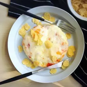 【香腸奶酪烘蛋的做法】只需擺好材料去微波!驚艷全家的早餐端上桌