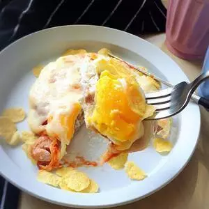 【香腸奶酪烘蛋的做法】只需擺好材料去微波!驚艷全家的早餐端上桌