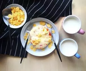 【香腸奶酪烘蛋的做法】只需擺好材料去微波!驚艷全家的早餐端上桌