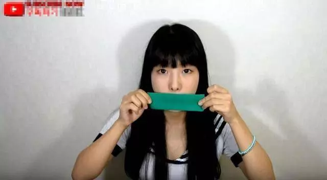 她不信「人質嘴貼膠帶無法大叫」決定親身試驗!結果笑噴飯:這妹子恥力太高(影)