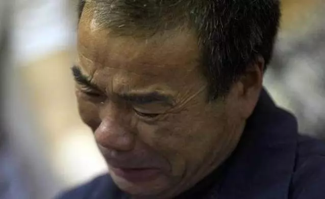 母親嫌父親窮,離婚11年後父親開保時捷回老家,卻看見一封遺囑