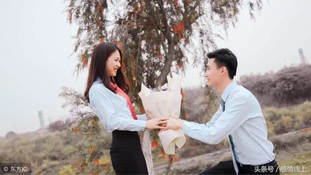 閨蜜和我前男友結婚,我不請自到並送上一禮物,現場炸開了鍋!