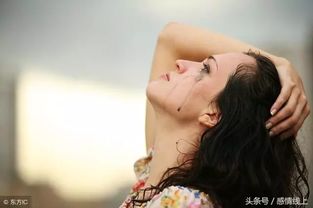 閨蜜和我前男友結婚,我不請自到並送上一禮物,現場炸開了鍋!