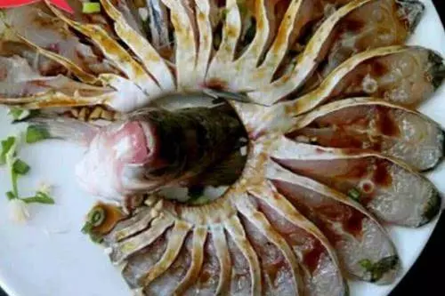 蒸魚時千萬別用鹽醃,用這招,保證魚肉沒腥味,還鮮嫩無比