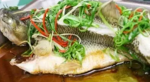 蒸魚時千萬別用鹽醃,用這招,保證魚肉沒腥味,還鮮嫩無比