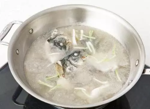 蒸魚時千萬別用鹽醃,用這招,保證魚肉沒腥味,還鮮嫩無比