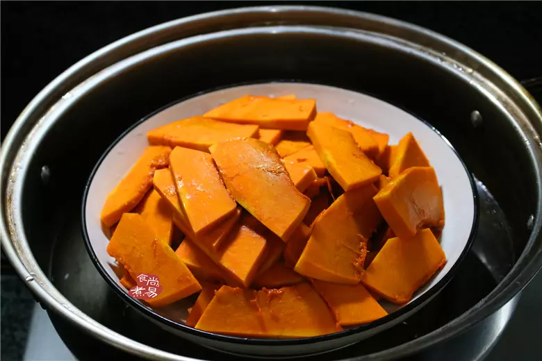 南瓜餅不要總是用油炸,熱量高很油膩,換個花樣試試,香甜軟糯有韌勁