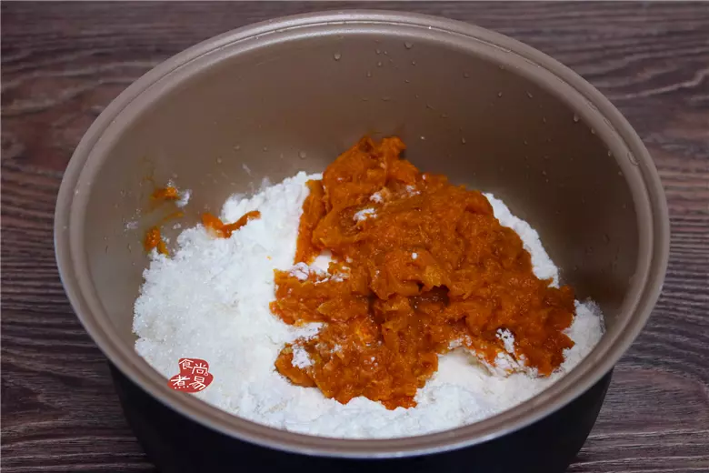 南瓜餅不要總是用油炸,熱量高很油膩,換個花樣試試,香甜軟糯有韌勁