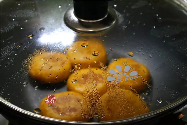 南瓜餅不要總是用油炸,熱量高很油膩,換個花樣試試,香甜軟糯有韌勁