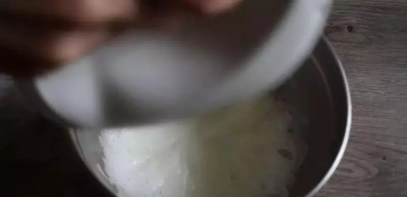 網紅蛋糕!會爆漿的海鹽奶蓋蛋糕,好吃到舔盤子!