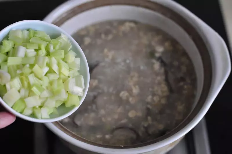 一碗內容豐富的粥可以這樣煮----燕麥雞蛋瘦肉粥
