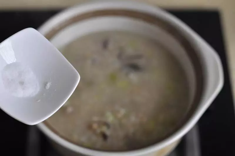 一碗內容豐富的粥可以這樣煮----燕麥雞蛋瘦肉粥