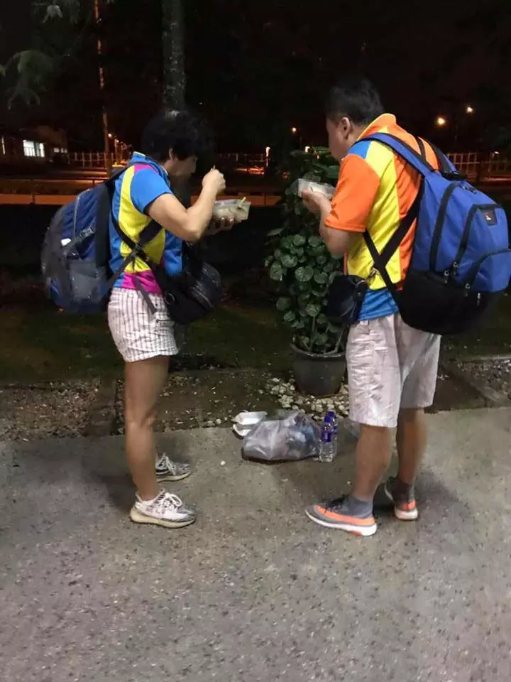 站著吃飯盒 噁心廁所 遊客入關迎來地獄式待遇