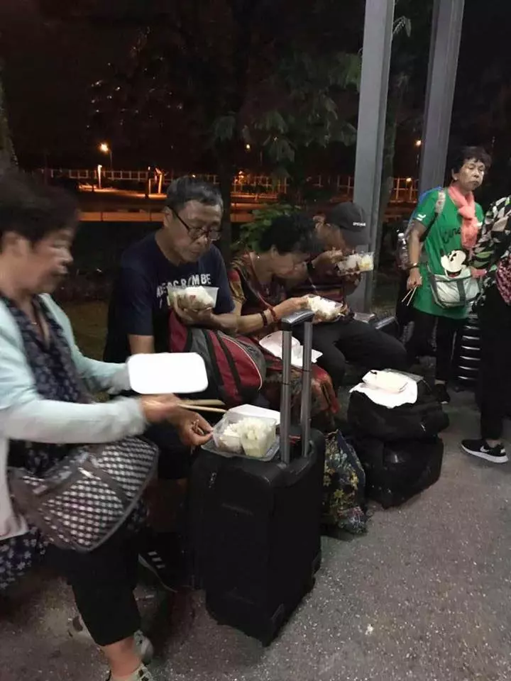 站著吃飯盒 噁心廁所 遊客入關迎來地獄式待遇
