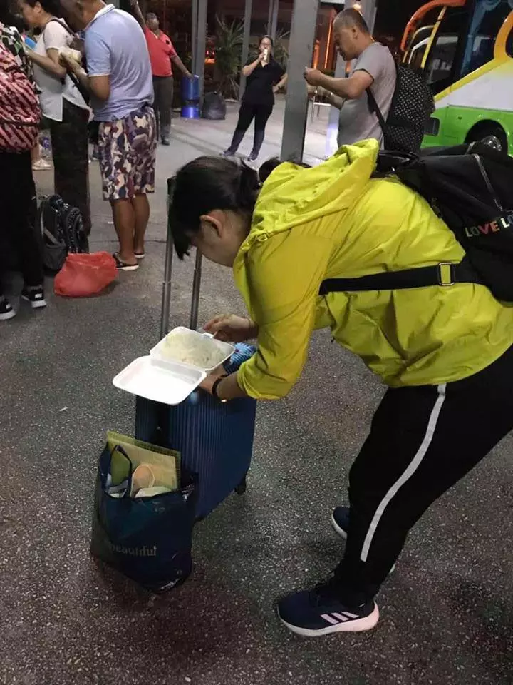 站著吃飯盒 噁心廁所 遊客入關迎來地獄式待遇