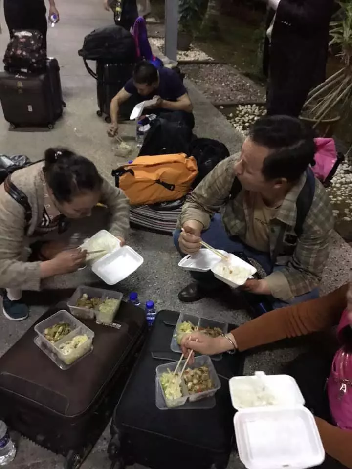 站著吃飯盒 噁心廁所 遊客入關迎來地獄式待遇