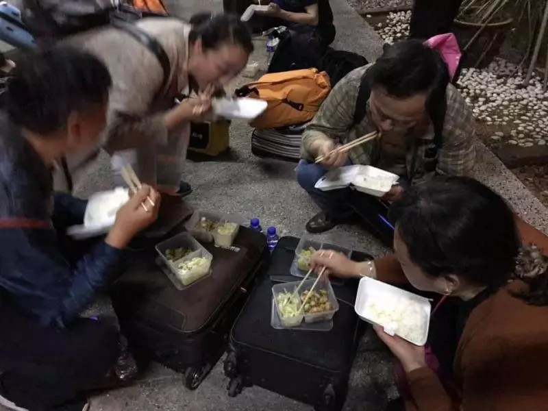 站著吃飯盒 噁心廁所 遊客入關迎來地獄式待遇
