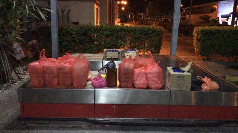 站著吃飯盒 噁心廁所 遊客入關迎來地獄式待遇