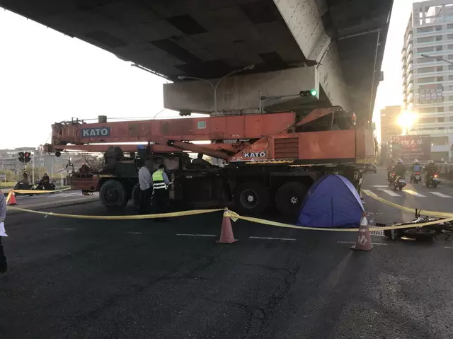 【奪命殺手】大型吊車違規趴趴走 軍官騎士被輾爆頭慘死