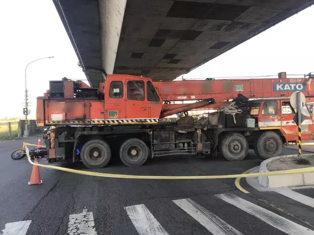 【奪命殺手】大型吊車違規趴趴走 軍官騎士被輾爆頭慘死