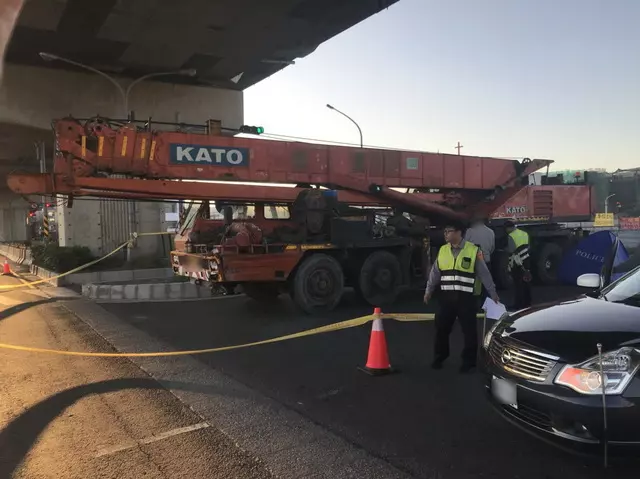 【奪命殺手】大型吊車違規趴趴走 軍官騎士被輾爆頭慘死