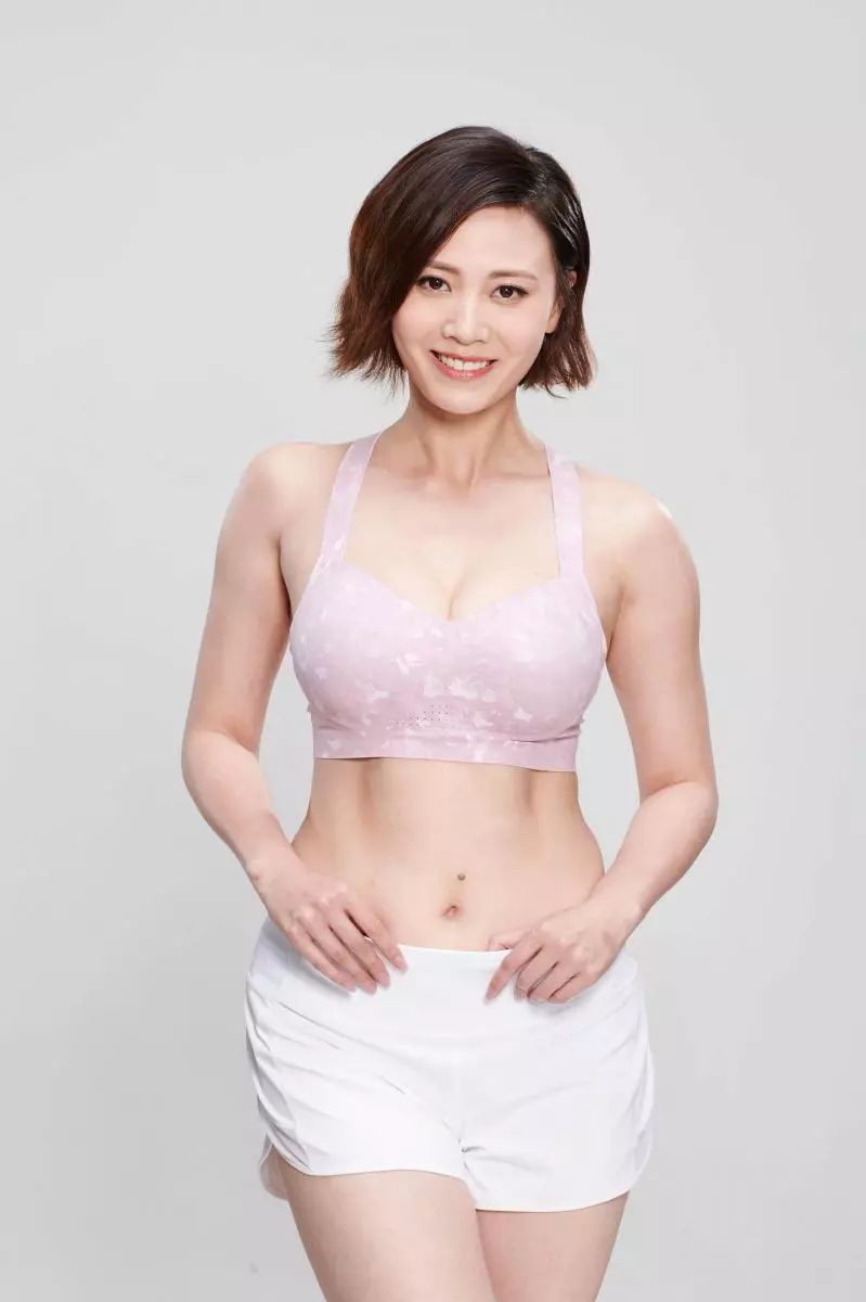 【朱晨麗減肥還升Cup?!】只穿Bra大秀3吋事業線+Fit爆馬甲線!網民歡呼:難得性感啊!