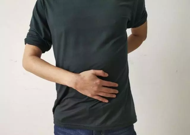 每天甩手5分鐘、把腰部肌肉打開,腰不酸痛,手腳暖和