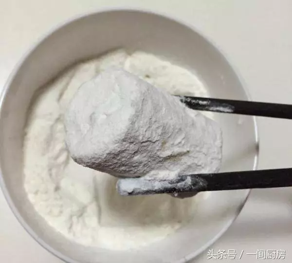 一個雞蛋,兩根香蕉,一點麵粉就可以做出的美食!無需任何添加!孩子吃完開心的蹦起來!!