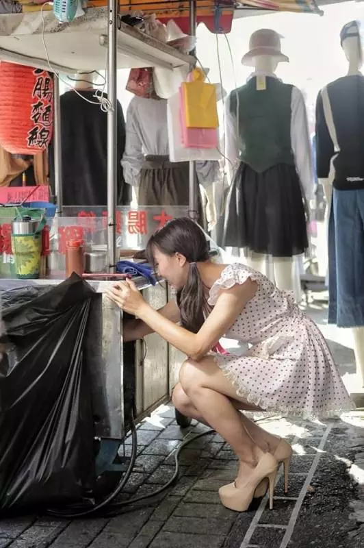 超正麵線攤老闆娘私照曝光!!「天使臉孔魔鬼身材」網友沖去朝聖卻看到!