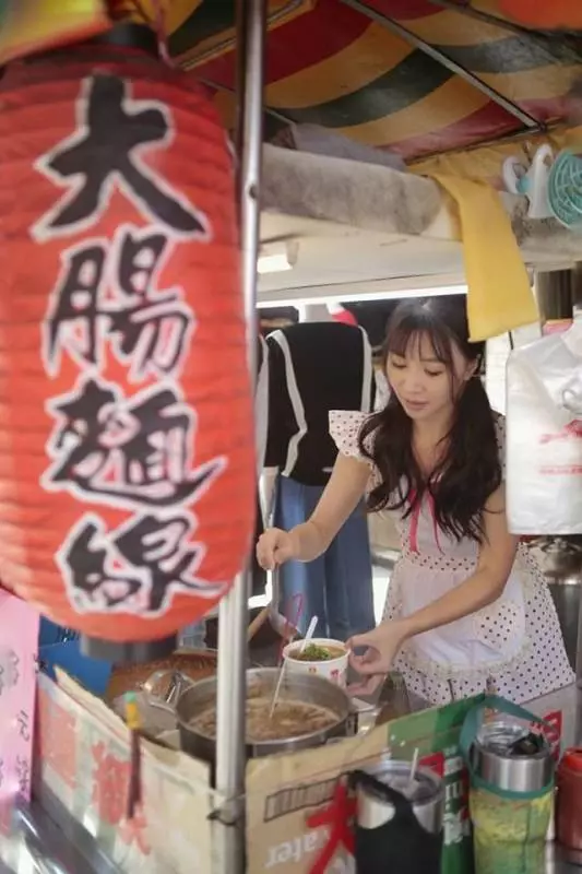 超正麵線攤老闆娘私照曝光!!「天使臉孔魔鬼身材」網友沖去朝聖卻看到!