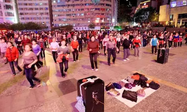 受不了大媽跳舞魔音穿腦 住戶氣到買120萬「音波炮」反攻 大媽全敗逃