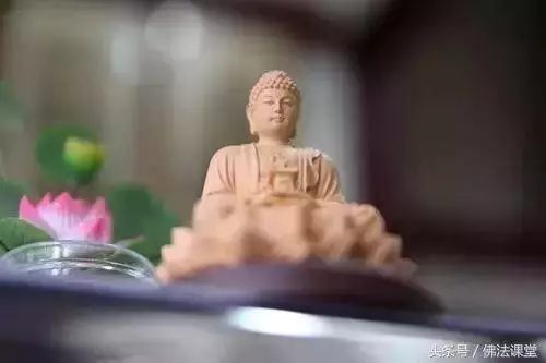 坐在床上或躺著念佛可以嗎?會不會有不好的果報?