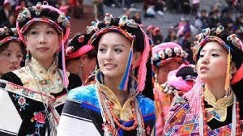 西藏 「一妻多夫」 的家庭!幾個丈夫如何同床共枕?是輪流「侍寢」還是一起.....?