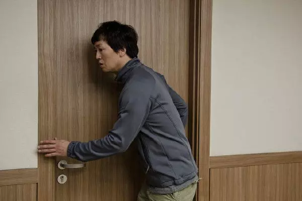 被抓姦在床,丈夫拿起板凳欲砸,妻子掀開被子,看清人臉丈夫傻了