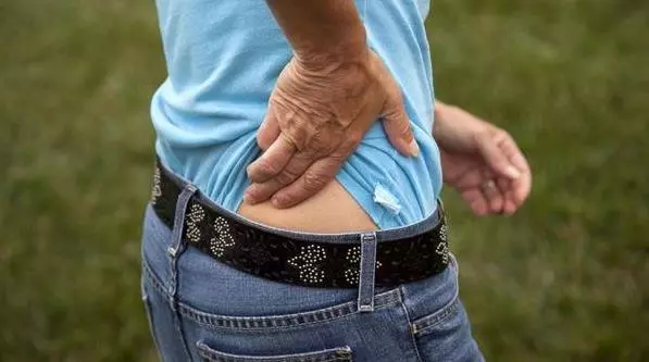 腰痛要自己救,復健師分享「私房 2 招」,改善腰酸疼痛,促進血液循環,腰椎越來越好