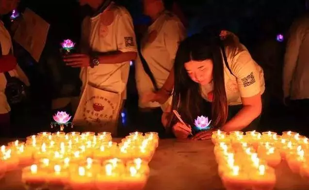 燒香拜佛時,一定要說{這句話},相當於念經百遍,再許願才靈驗