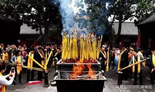 燒香拜佛時,一定要說{這句話},相當於念經百遍,再許願才靈驗