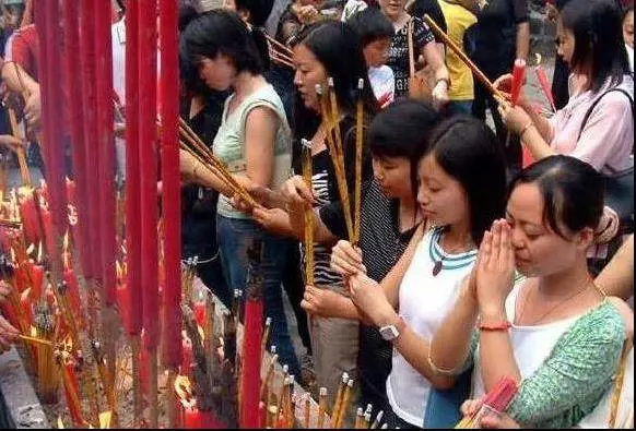 燒香拜佛時,一定要說{這句話},相當於念經百遍,再許願才靈驗